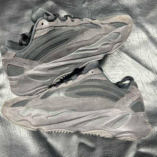 Yeezy 700 V2 Vanta (Pre-Owned) (8.5)