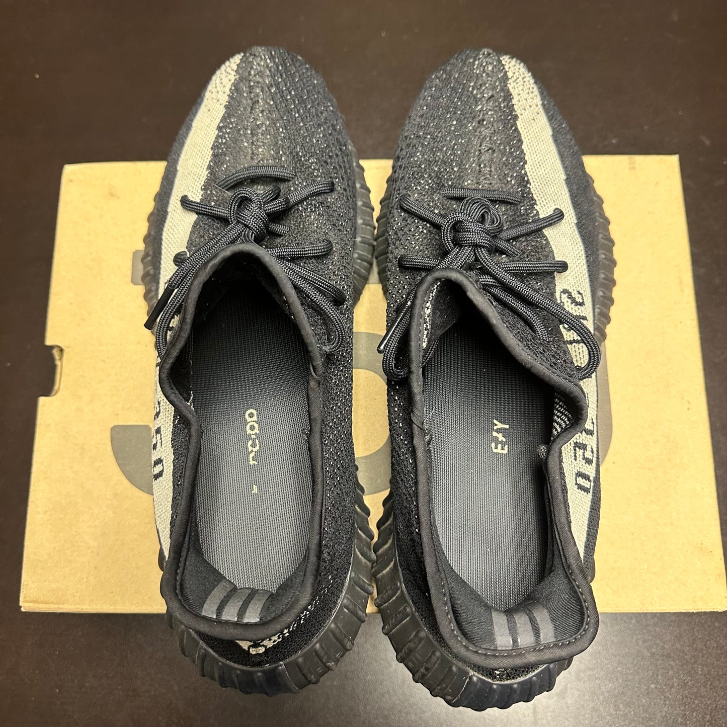Yeezy Boost 350 V2 Oreo (Pre-Owned) (13)