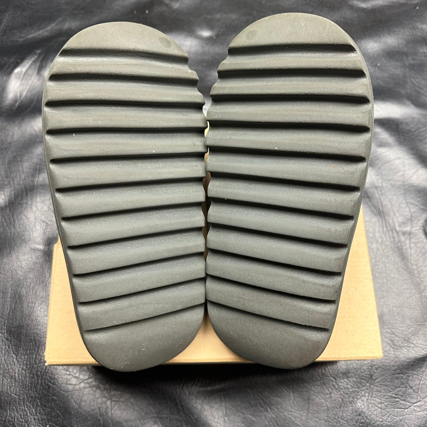 Yeezy Slide Dark Onyx (Pre-Owned) (6)