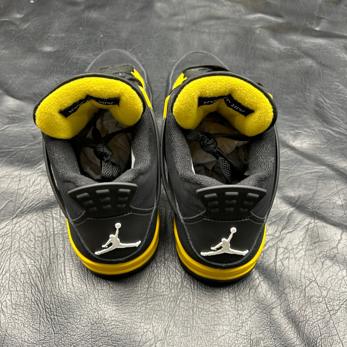 Jordan 4 Retro Thunder 2023 (Pre-Owned)