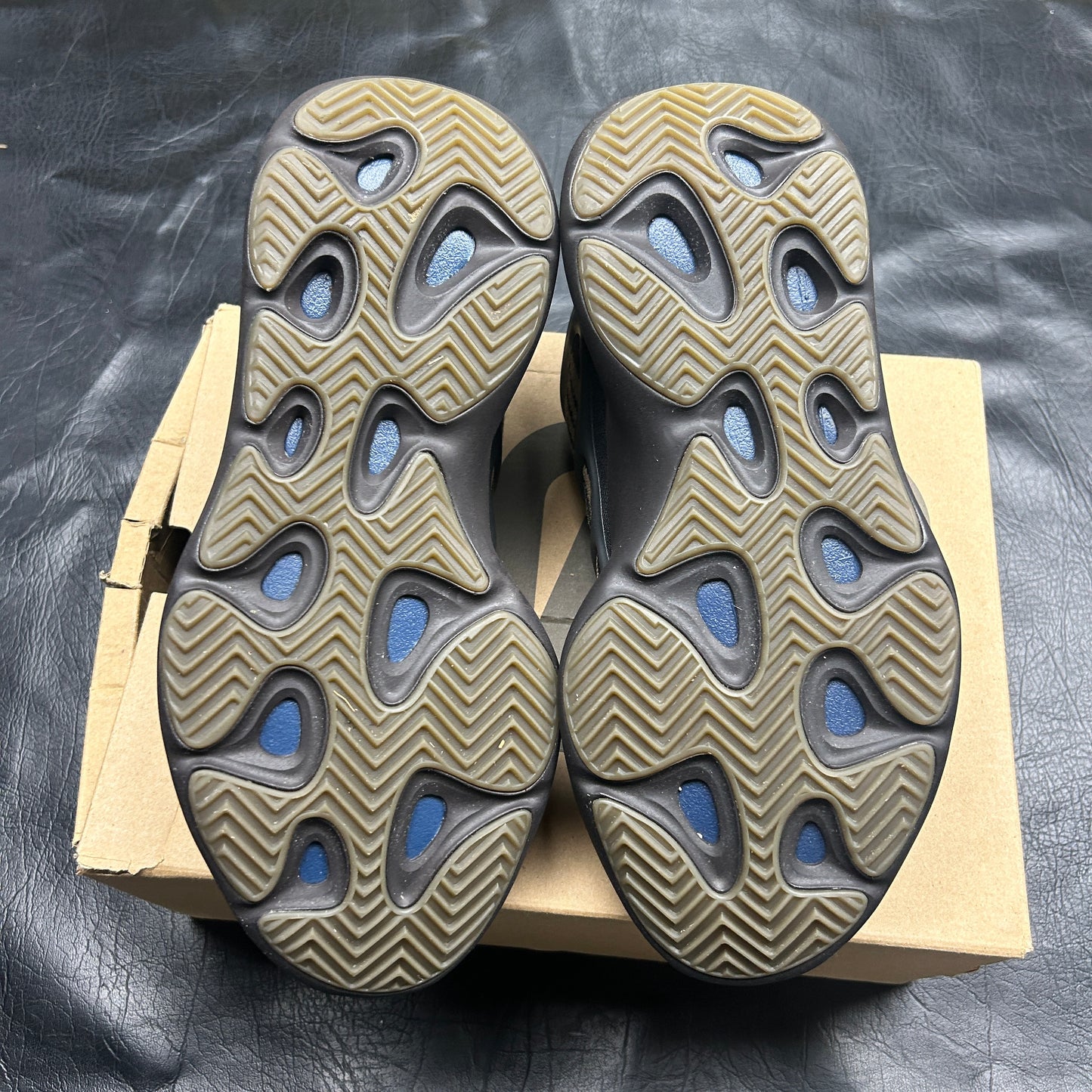 Yeezy 700 V3 Clay Brown (Pre-Owned) (9.5)