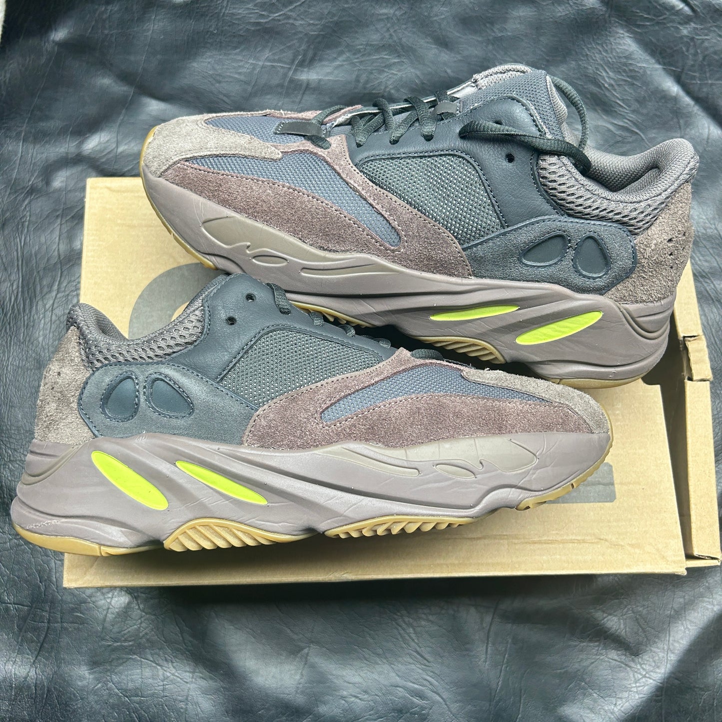 Yeezy 700 Mauve (Pre-Owned) Size 11