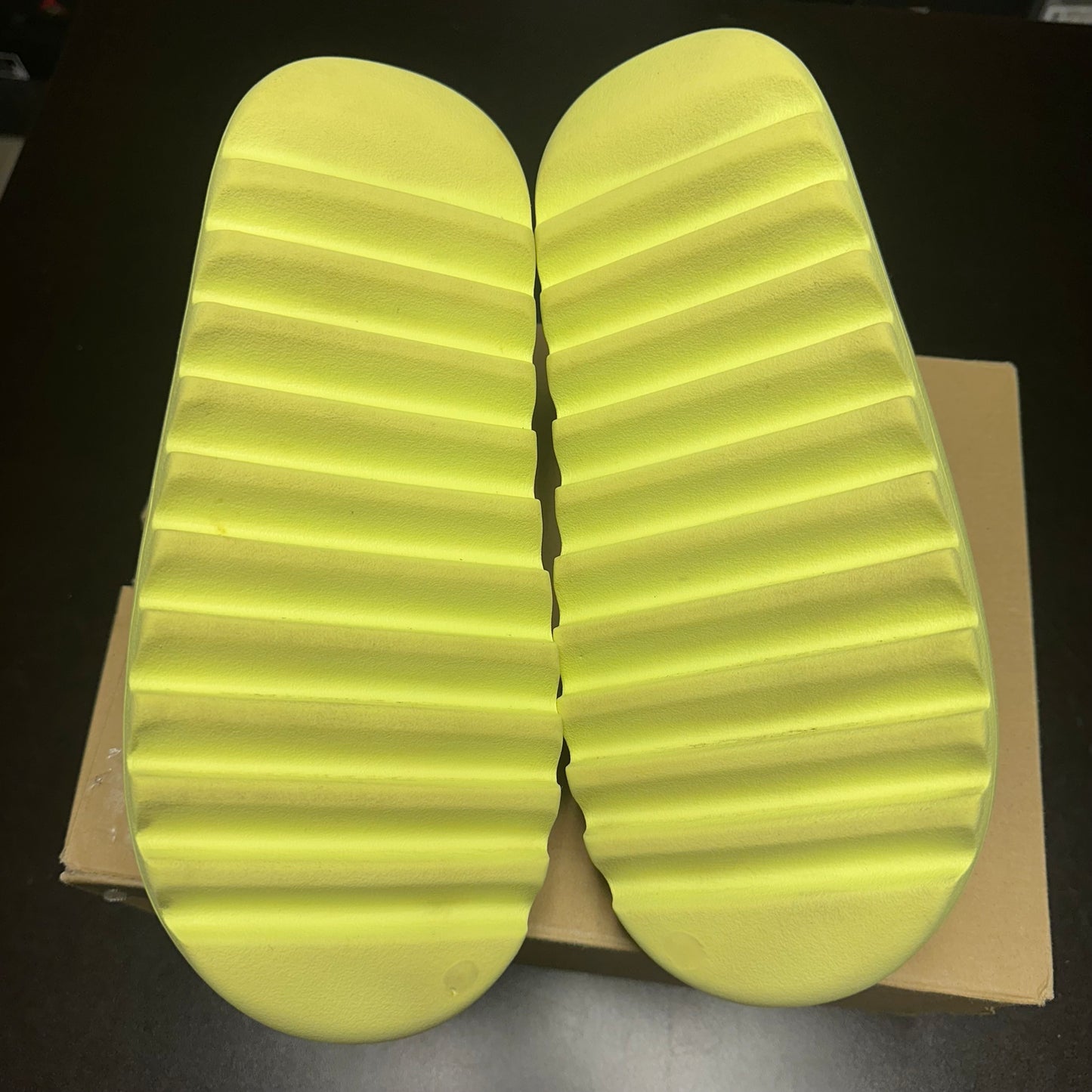 Yeezy Slide Glow (Pre-Owned) (12)