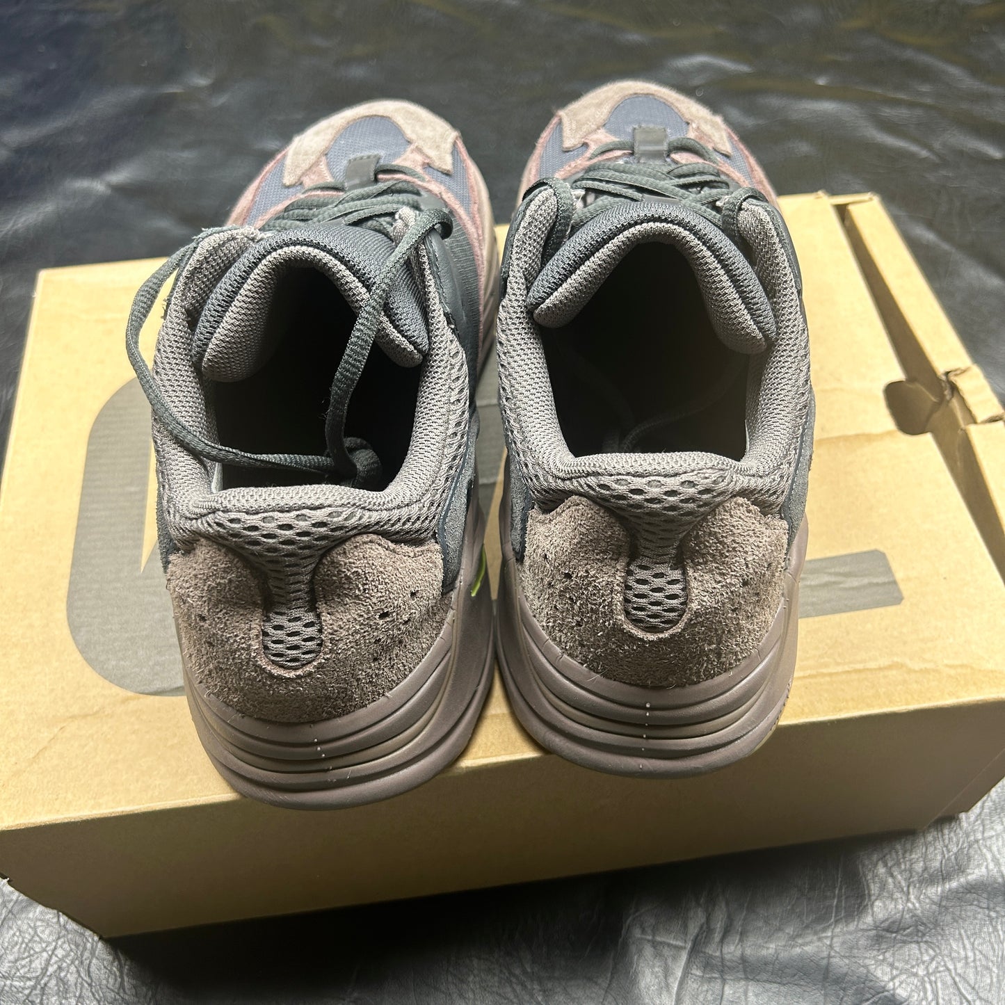 Yeezy 700 Mauve (Pre-Owned) Size 11