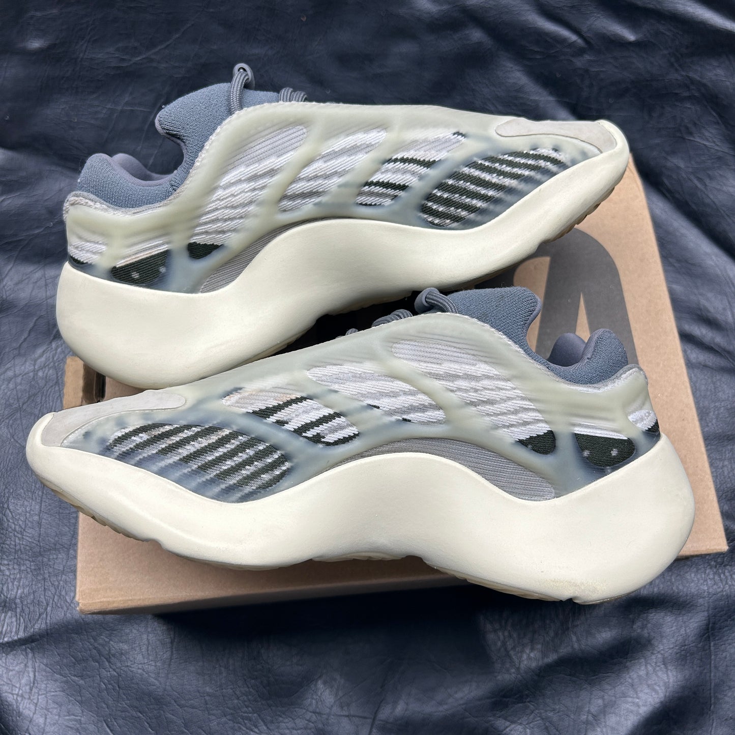 Yeezy 700 V3 Fade Salt (Pre-Owned) Size 7