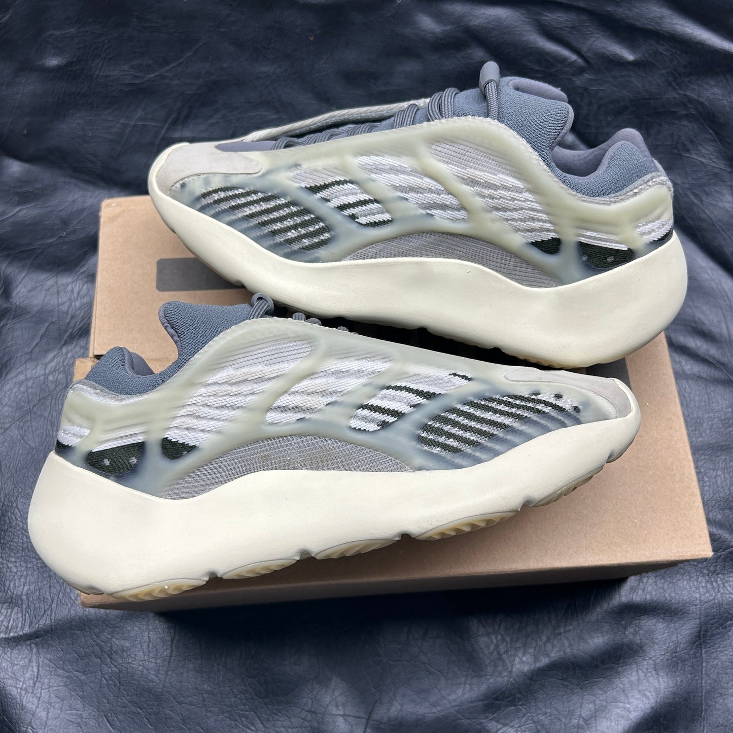 Yeezy 700 V3 Fade Salt (Pre-Owned) Size 7